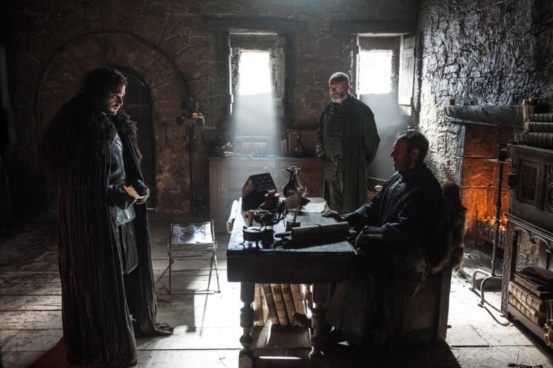 Game-of-Thrones-Season-5-Episode-1-Picture-Kit_Harington-Jon-Snow-Stephen-Dillane-Stannis-Baratheon-Liam-Cunningham-Davos-Seaworth-800x533